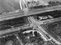 842896 Luchtfoto van de ongelijkvloerse kruising van de Meerndijk (op de voorgrond rechts) met de Rijksweg 12 (A12) te ...